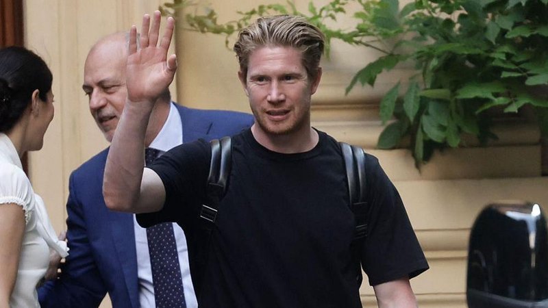 Kevin de Bruyne arrives in Naples