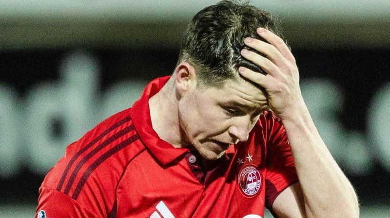 Aberdeen's Kevin Nisbet looking dejected