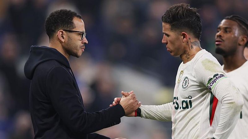 Enzo Fernandez shaking hands with Liam Rosenior