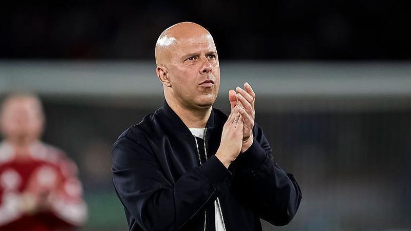 Arne Slot applauding the fans