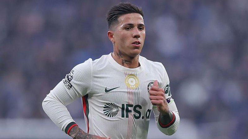 Enzo Fernandez running while playing for Chelsea at Everton