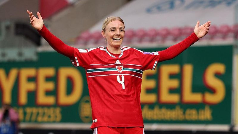 Wales midfielder Sophie Ingle celebrates