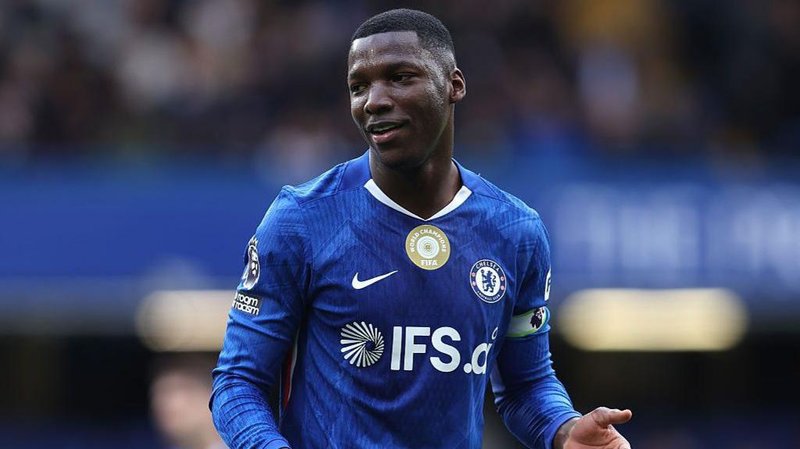 Moises Caicedo running on the pitch with Chelsea