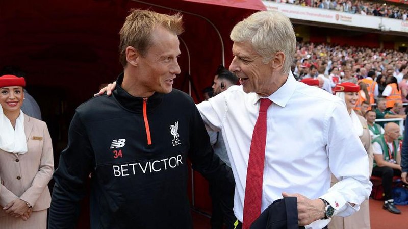 Arsene Wenger wraps his arm around Alex Manninger