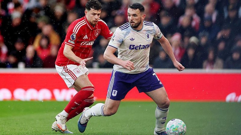  John McGinn of Aston Villa is challenged by Neco Williams of Nottingham Forest during the Premier League match between Nottingham Forest and Aston Villa at City Ground