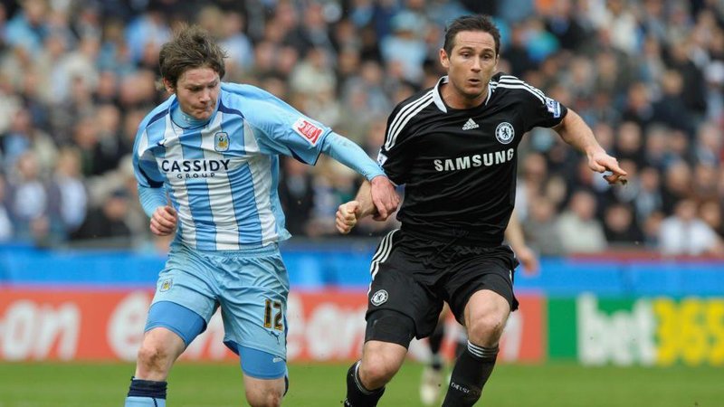 Frank Lampard playing for Chelsea against Coventry