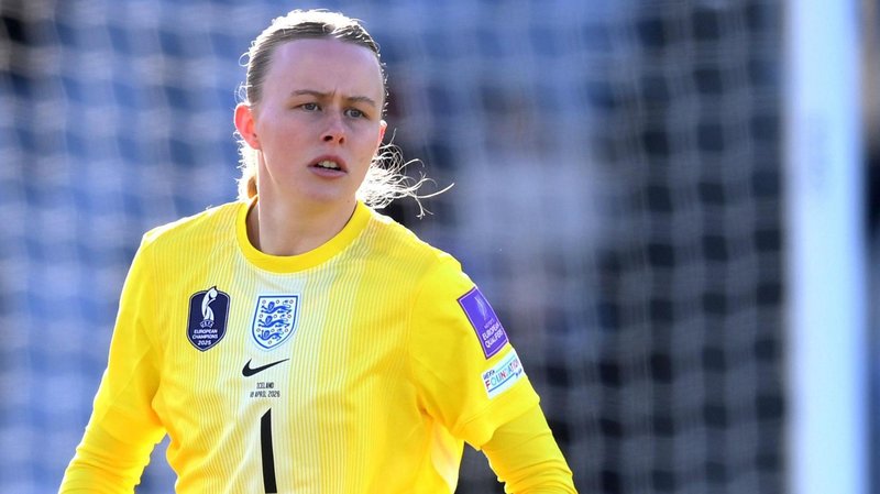 Hannah Hampton playing in goal for England