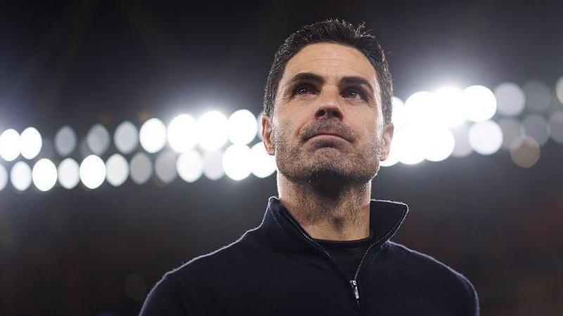 Mikel Arteta with lights behind him