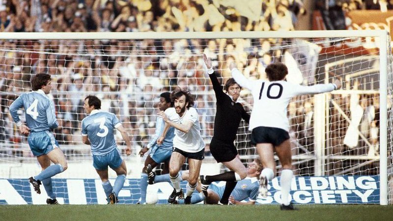 Ricky Villa celebrates