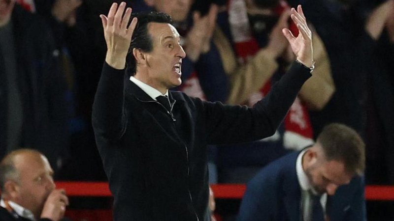 Unai Emery gestures on the touchline