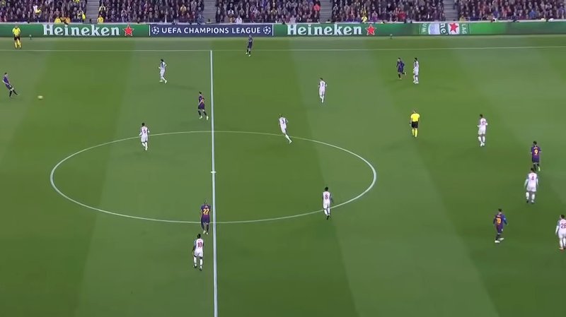 Screengrab showing the mittelfeldpressing tactic Liverpool used in their first leg semi-final loss to Barcelona in 2019. The defensive line is high but the attackers aren't pressing to apply any pressure on the Barcelona defenders on the ball.