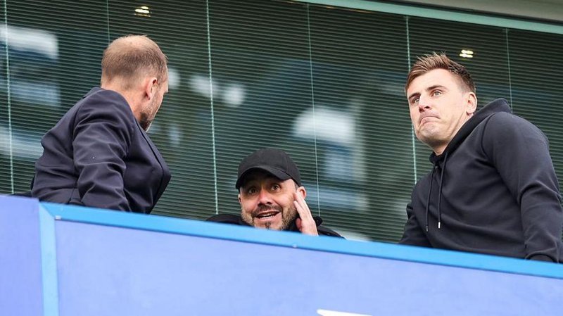 Tottenham boss Roberto de Zerbi (centre) talking to Chelsea recruiters Paul Winstanley (left) and Sam Jewell at Stamford Bridge