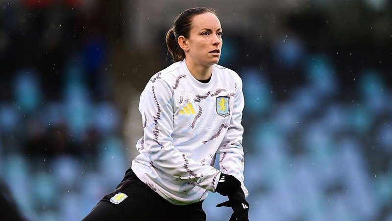 Lucy Staniforth warming up for Aston Villa