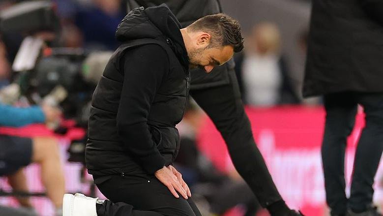 Roberto de Zerbi slumps to his knees during Tottenham Hotspur's draw at home to Leeds United
