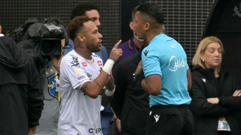 Neymar points his finger at an official during his side's defeat by Coritiba