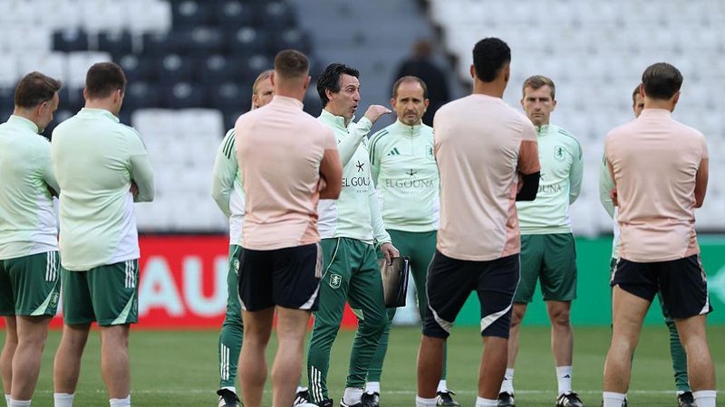 Unai Emery talks to Aston Villa's squad