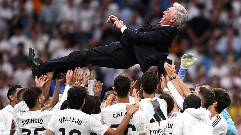Real Madrid players throw Carlo Ancelotti in the air