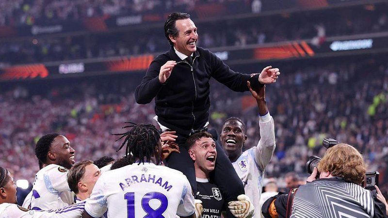 Unai Emery and his Aston Villa players celebrate their Europa League win