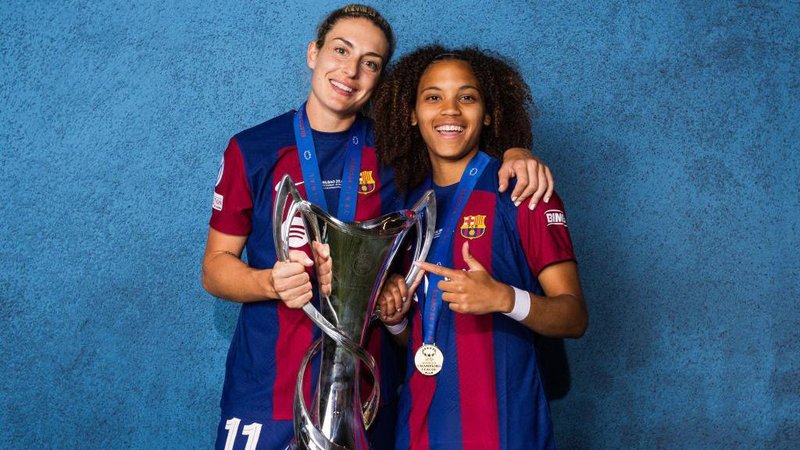 Vicky Lopez and Alexia Putellas pose with the Champions League trophy
