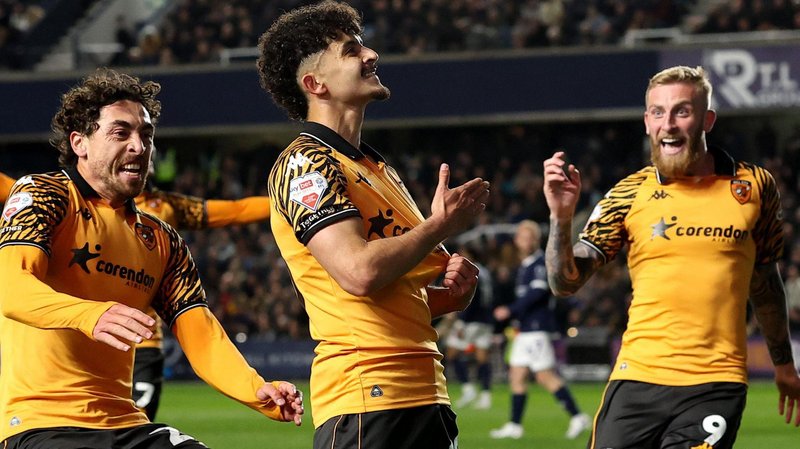 Matt Crooks (left) Mo Belloumi (centre) and Oli McBurnie (right) celebrate Hull City's first goal at Millwall