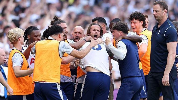 Tottenham celebrate after scoring against Everton